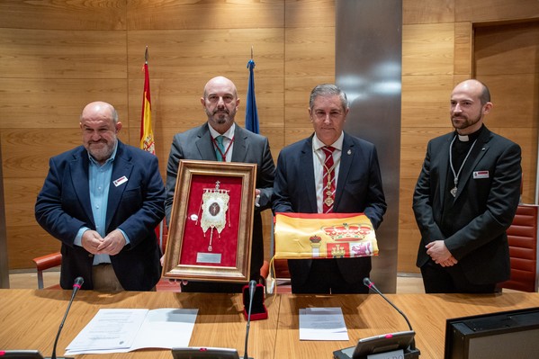 EL PRESIDENTE DEL SENADO ENTREGA DE LA BANDERA DE ESPAÑA A LA HERMANDAD DEL CRISTO DE LA LUZ