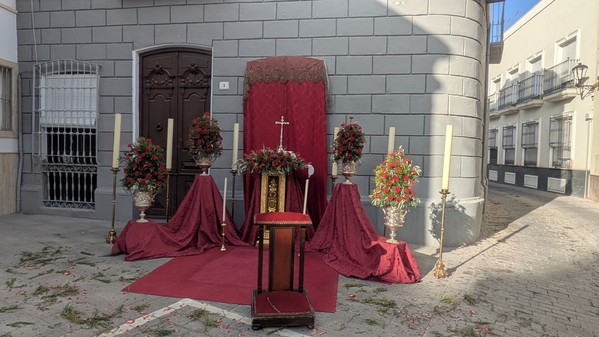 Dalias celebra el Corpus Christi con altares y alfombras de sal y flores