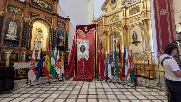 Entrada estandarte y primer ramo de nardos.