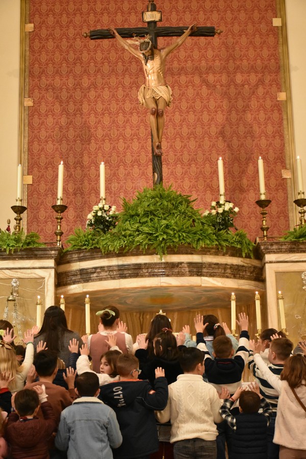 Éxito de participación en la tradicional Fiesta de la Luz y presentación de niños ante el Stmo. Cristo de la Luz
