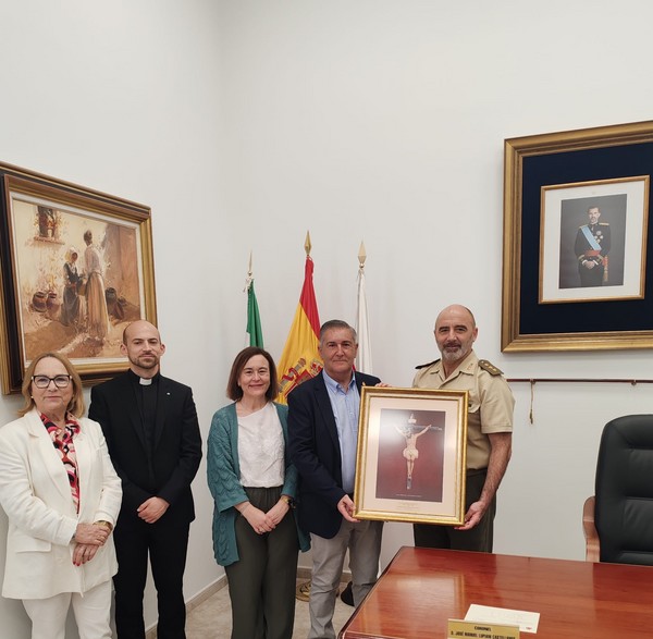 La Hermandad del Cristo de la Luz visita oficialmente la Subdelegación de Defensa en Almería