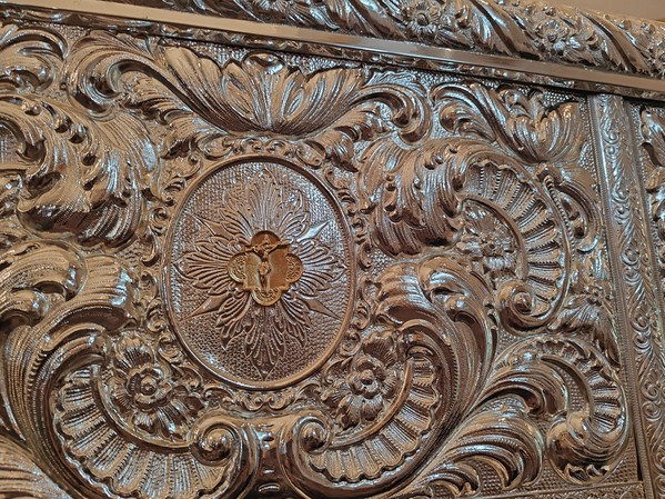 La medalla del Cristo de la Luz ya luce en el nuevo trono de la Virgen del Carmen de Balerma