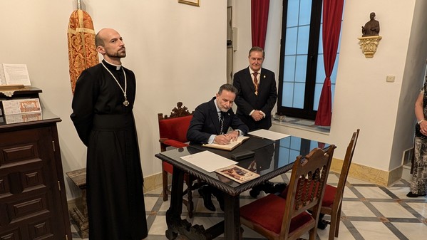 La Hermandad del Santísimo Cristo de la Luz y la Hermandad de la Hiniesta de Sevilla ratifican su acta de hermanamiento durante el séptimo y último día del Septenario