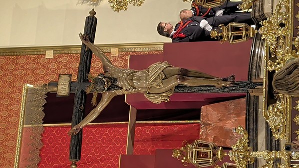 La Sagrada Imagen del Santísimo Cristo de la Luz baja a sus andas entre la devoción y el fervor de los fieles