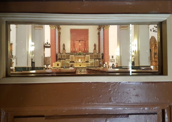 Una ventana de cristal permite ver al Stmo. Cristo de la Luz desde la puerta interior