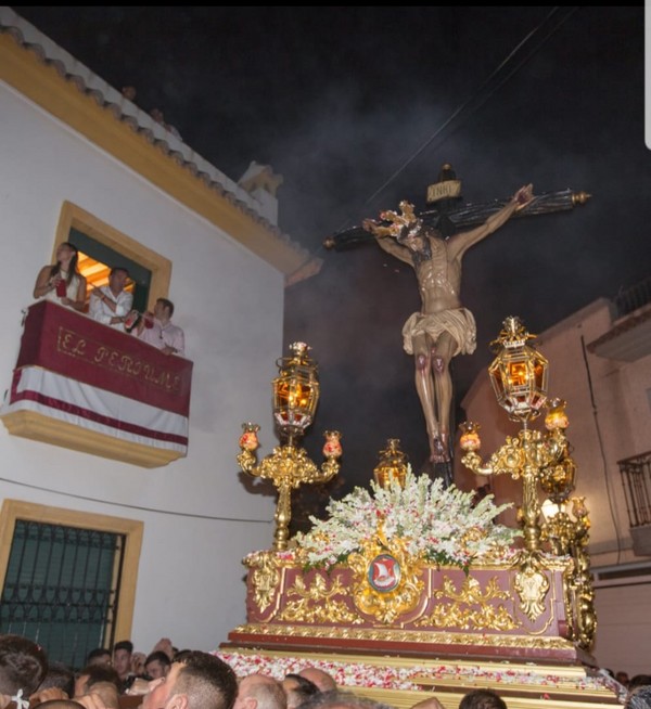 BRISEIS CON  LA PEÑA EL PERFUME.